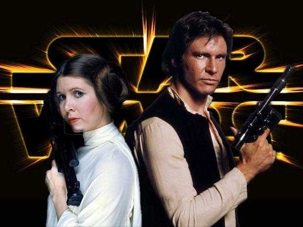 Dos personajes de la saga Star Wars, la princesa Leia y Han Solo, posan espalda con espalda, sosteniendo armas futuristas, frente al logotipo de la película representando un shipp clásico dentro del universo cinematográfico. Imagen de Lucasfilm